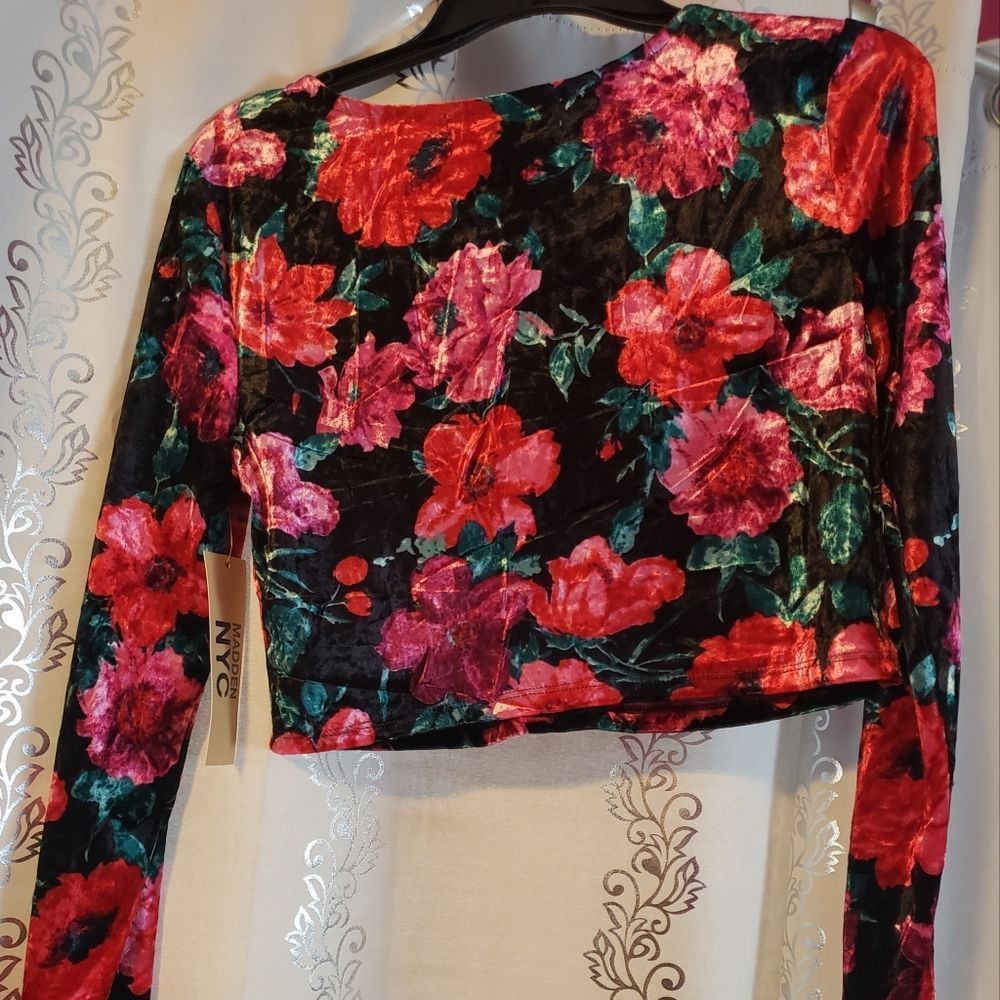 Large, polyester/ spandex crop top. - Picture 2 of 2